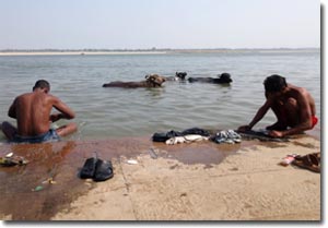 limpiando ropa en el Ganges en Varanasi